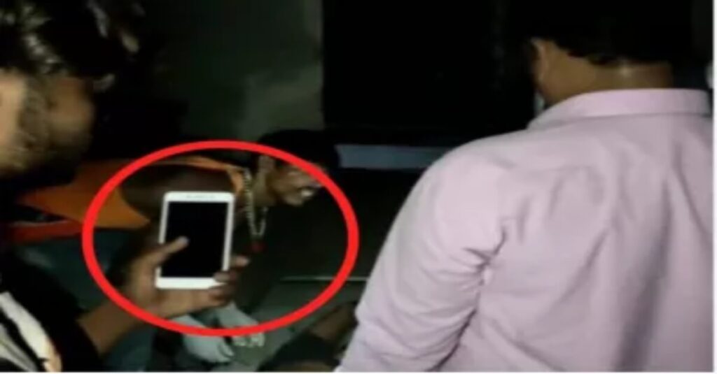 बिहार के सरकारी अस्पताल में मोबाइल की रोशनी में हुआ पोस्टमार्टम, CS बोले- चोर बिजली के तार काट ले जाते हैं 1 20220920 062746