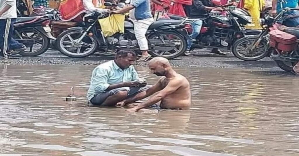 बिहार में अनोखा प्रदर्शन: NH -133 की बदहाल पर युवक ने जताया गुस्सा, बीच सड़क पर कराया मुंडन 1 20220921 090824