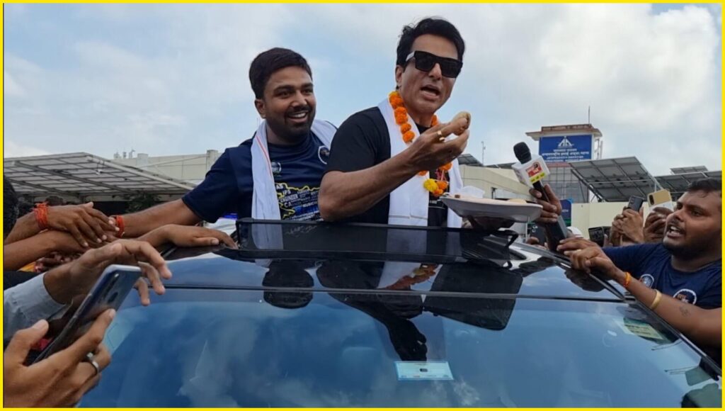 सोनू सूद बिहार का लिट्टी-चोखा चखने को इतने बेताब थे कि पटना एयरपोर्ट के बाहर ही गाड़ी की छत पर बैठकर खाने लगे 1 20220921 195307