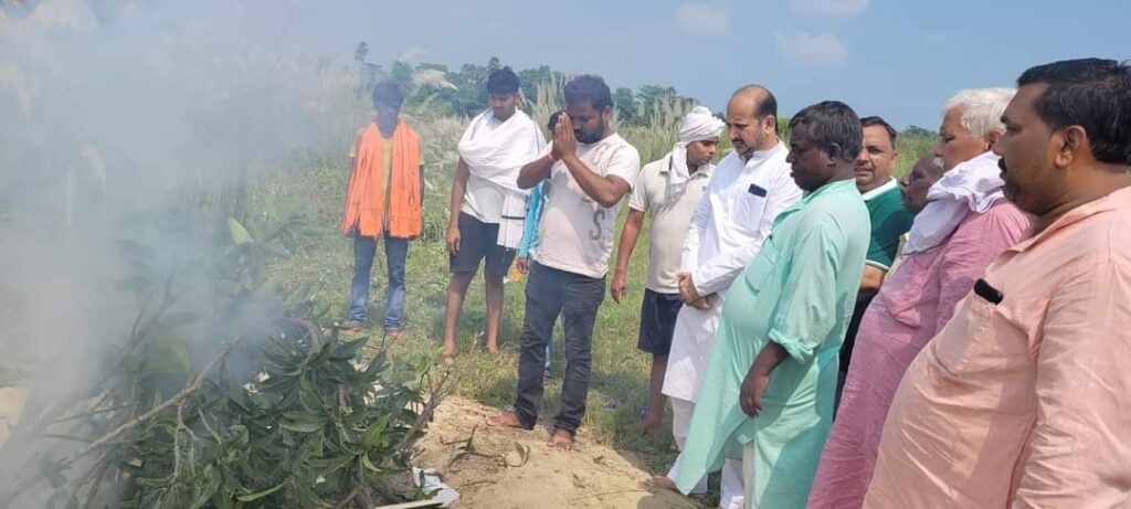 माकपा नेता दिनेश कुमार राय के शवयात्रा में उमड़ी भीड़, बूढ़ी गंडक नदी के तट पर हुआ उनका अंतिम संस्कार 1 FB IMG 1664542031320