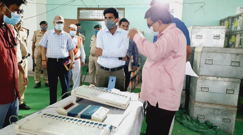 समस्तीपुर काॅलेज के परीक्षा भवन में DM ने EVM कोषांग का किया निरीक्षण 1 IMG 20220916 WA0067