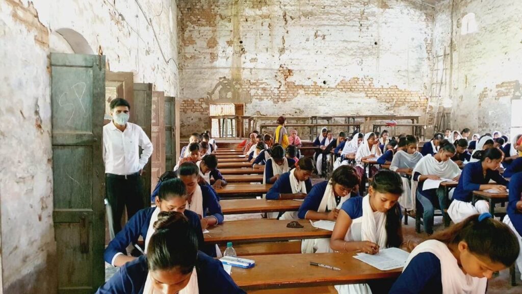 मुक्तापुर हाईस्कूल के औचक निरीक्षण में पहुंचे DM योगेंद्र कुमार, पदाधिकारियों को आवश्यक दिशा निर्देश दिया 1 IMG 20220922 WA0060 01