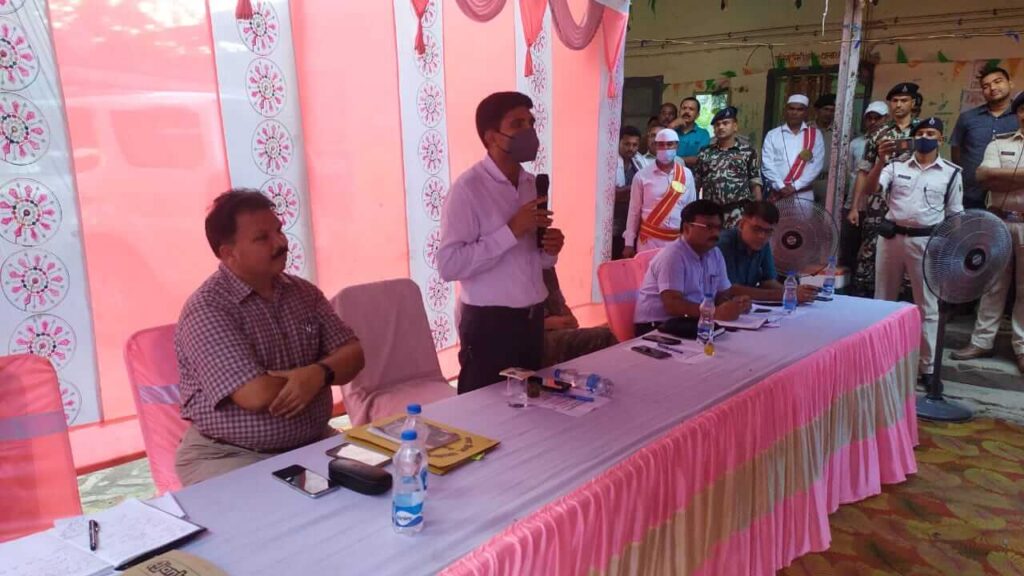 मुफस्सिल थाना पर आयोजित शांति समिति की बैठक में डीएम व एसपी ने दिया सुरक्षा का निर्देश 1 IMG 20220929 WA0013