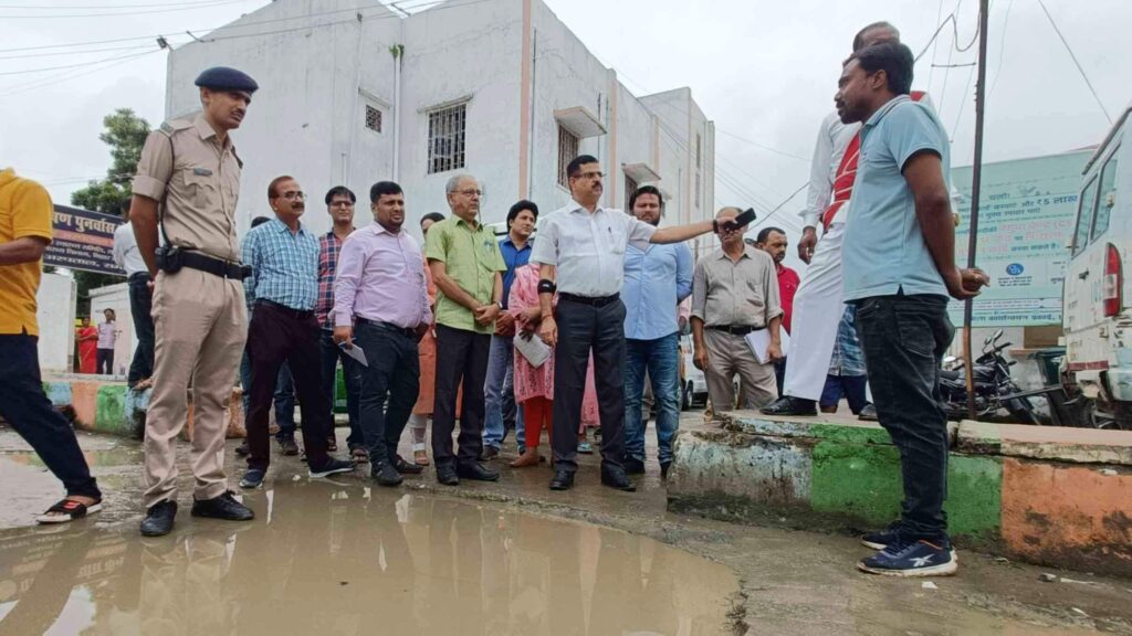 एकाएक समस्तीपुर सदर अस्पताल पहुंचे ADM, गंदगी देख एजेंसी कर्मी पर भड़के, कहा- कचरा हटाओ, नहीं तो जेल भेज देंगे 1 Picsart 22 09 14 22 27 54 195 01