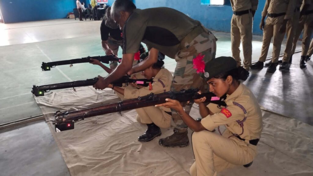 दलसिंहसराय में NCC कैडेटों को प्रशिक्षण के सातवें दिन निशाना साधने की दी गई इंडोर ट्रेनिंग 1 Picsart 22 09 15 14 19 27 840
