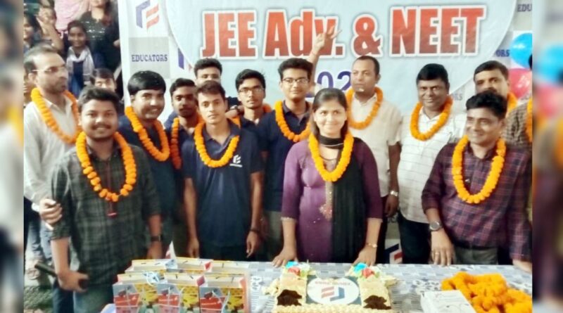 शहर के काशीपुर स्थित 'एडुकेटर्स' ने IIT और मेडिकल में सफल बच्चों को किया सम्मानित 1 Picsart 22 09 15 20 45 59 024