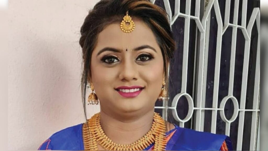 लिफ्ट के दरवाजे में फंसकर 26 वर्षीय महिला टीचर की मौ'त, आधे घंटे तक गेट के बीच फंसी तड़पती रही 1 Picsart 22 09 18 07 52 35 631