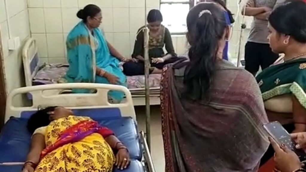 समस्तीपुर: बकाया राशि वसूल करने गई जीविका समूह की प्रमुख को बेरहमी से पीटा, सदर अस्पताल में भर्ती 1 Picsart 22 09 21 18 58 21 547