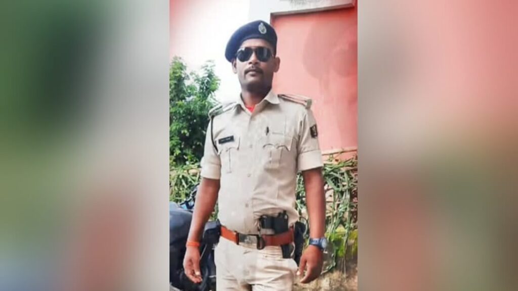 बिहार: चौकीदार बाबू को दारोगा बनने का चढ़ा शौक.. वर्दी पहनी.. पिस्टल खोंसा.. चढ़ाया काला चश्मा, अब हो सकती है कार्रवाई 1 Picsart 22 09 28 12 24 22 998