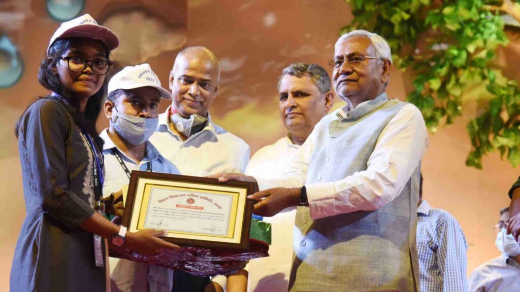 बिहार बोर्ड: 12वीं में फर्स्ट डिवीजन से पास करने वाली छात्राओं को 25 हजार रुपए देगी सरकार, बस ऐसे करें आवेदन 1 Picsart 22 09 28 21 05 29 955