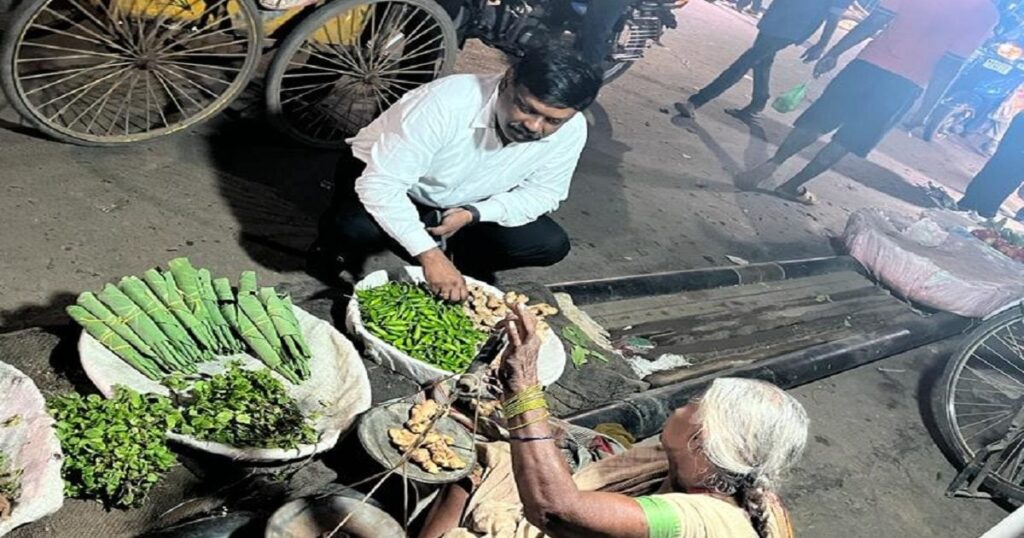 जमीन पर बैठकर रात के 10 बजे वृद्ध महिला से सब्जी खरीदते दिखे बिहार के सबसे पावरफुल IAS, सादगी की होने लगी चर्चा 1 S Siddharth 166391090116x9 1