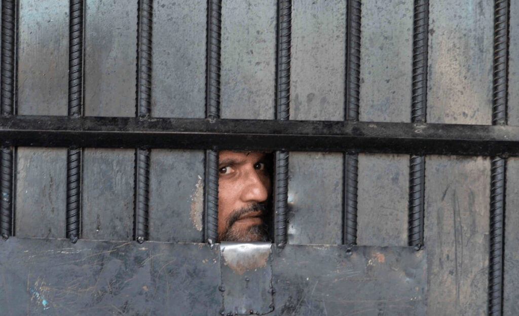 करोड़ों की लूट में शामिल समस्तीपुर के रहने वाले आधा दर्जन शातिर समेत 15 बदमाशों को दरभंगा मंडल कारा से भागलपुर सेंट्रल जेल भेजा गया 1 jail1 01