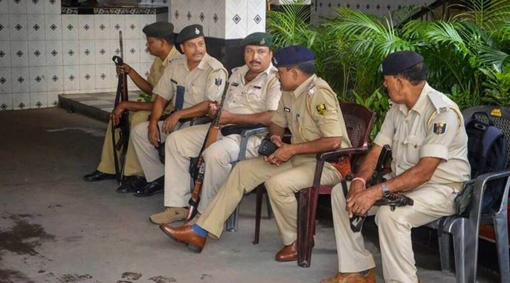 नीट यूजी परीक्षा को लेकर समस्तीपुर पुलिस सतर्क, देर रात तक होटलों में चला छापेमारी अभियान 1 police 1200 1 01