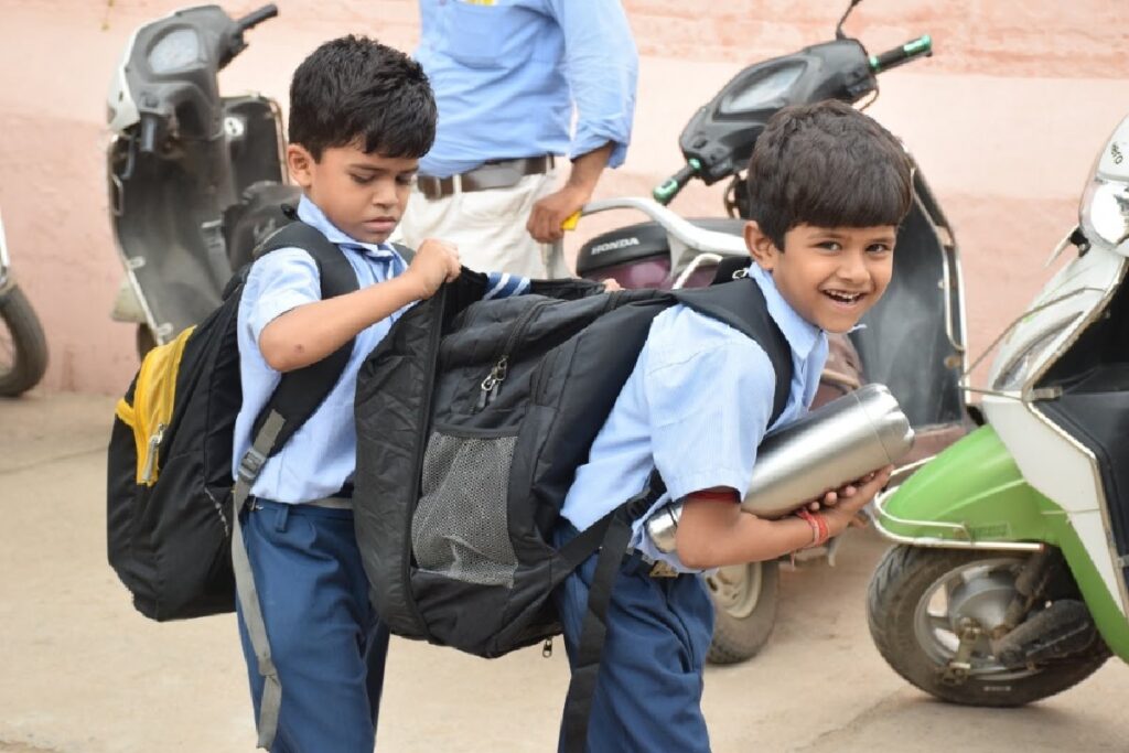 बिहार सरकार का बड़ा फैसला, स्कूलों में अब होगा 'नो बैग डे' और अनिवार्य खेल 'पीरियड' 1 school bag