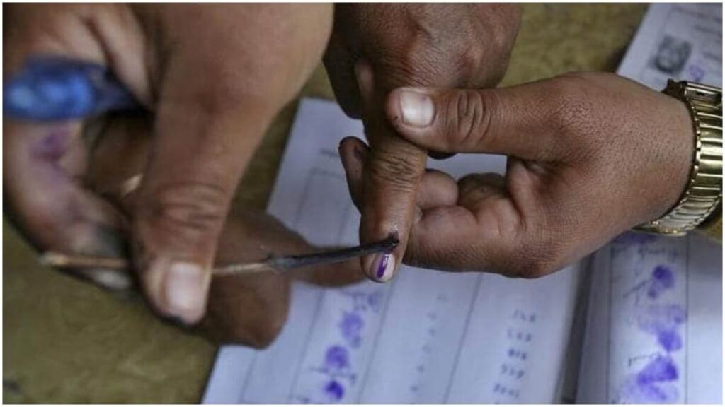 नगर निकाय चुनाव: जितिया के अगले दिन मां के खिलाफ चुनाव लड़ने मैदान में उतर गया बेटा 1 tiger 21 01