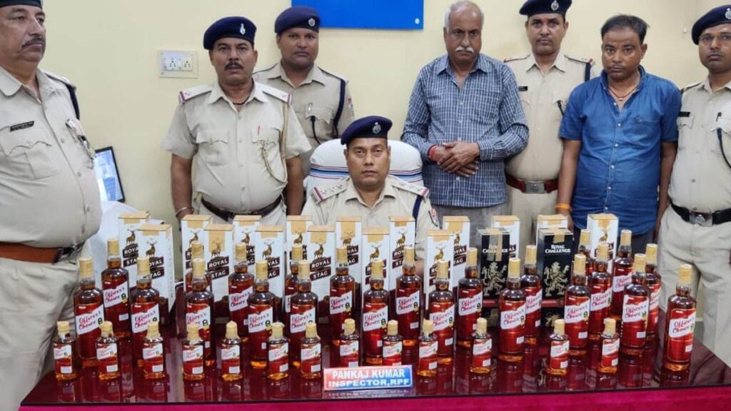समस्तीपुर के तस्कर ने बैग और झोले में छिपा रखी थी 54 बोतल शराब, धनबाद स्टेशन पर धराया 1 15 10 2022 liqour dhanbad rpf 23142174 01