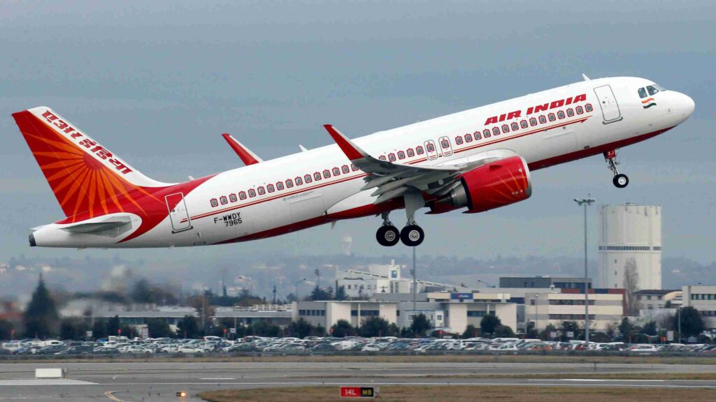 छठ के बाद काम पर लौटने वालों की भीड़, फ्लाइट किराया 5 साल में सबसे महंगा; पटना से दिल्ली 21000 रुपये 1 2021 10 01T061415Z 397397943 RC2U0Q9O7Z8K RTRMADP 3 INDIA AIR INDIA DIVESTITURE 01