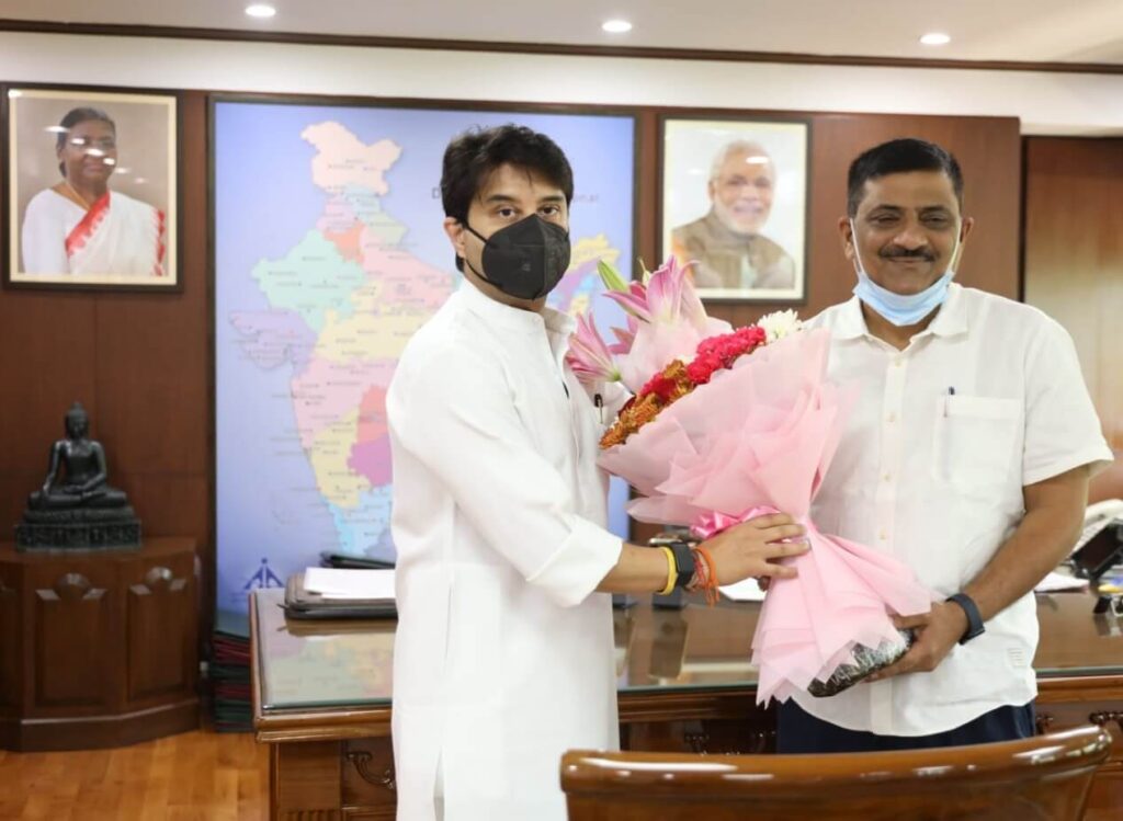 पूर्णिया एयरपोर्ट को मिलेगी जमीन, दरभंगा में नाइट लैंडिंग की सुविधा जल्द, ज्योतिरादित्य सिंधिया से मिले संजय झा 1 20221004 113145