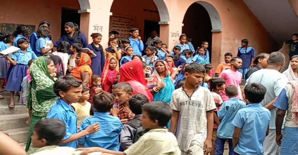 बिहार: लड़कियों ने अपनी कॉपी में लिखी थी अश्लील बातें, पिता ने पूछा तो बोलीं-मास्टर साहब ने आज यही पढ़ाया है, अभिभावकों का जमकर हंगामा 1 20221014 103024