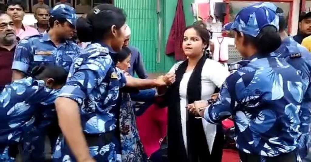 बिहार: जल्दी छोड़ो... नहीं तो दांत से काट लूंगी, ओ हेलो.. टच मत करना, अतिक्रमण हटाने के दौरान लड़की का हंगामा 1 20221020 132925