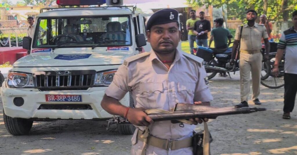 बिहार: शराब तस्करों का पीछा करना पुलिस को ही पड़ गया भारी, पिटाई तो की ही, रायफल भी तोड़ डाला 1 20221022 213035