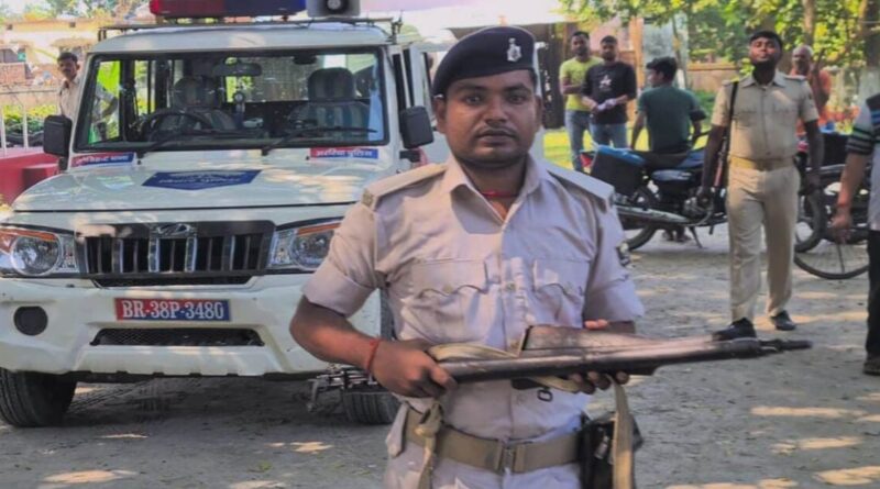 बिहार: शराब तस्करों का पीछा करना पुलिस को ही पड़ गया भारी, पिटाई तो की ही, रायफल भी तोड़ डाला 1 20221022 213035