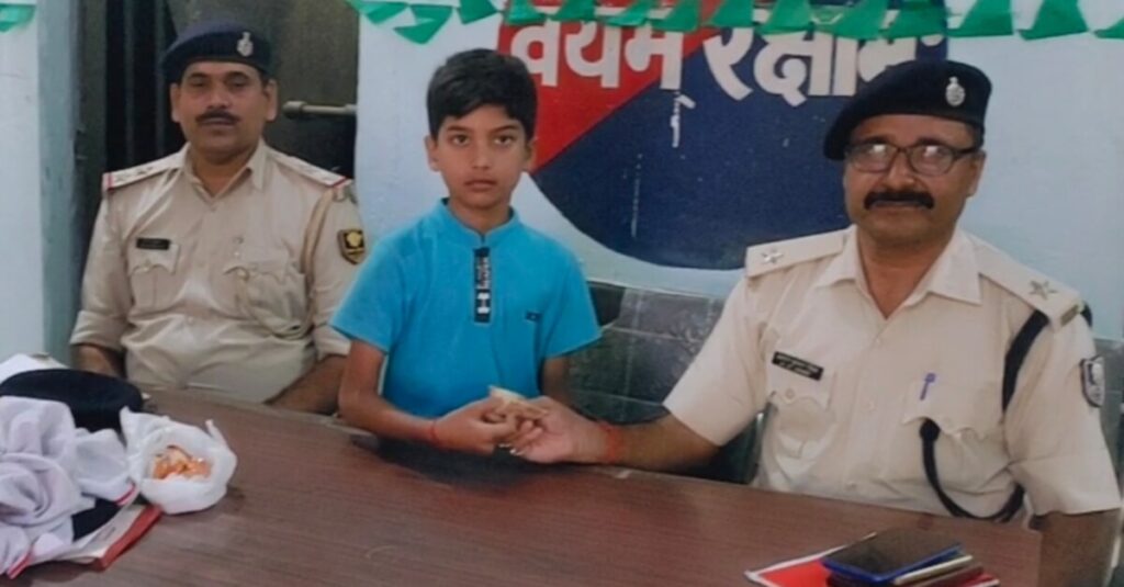 बिहार: रोड पर गिरा 800 रुपया लेकर थाना पहुंचा बच्चा: पुलिसवालों ने चॉकलेट देकर ईमानदारी के लिए थपथपाई पीठ 1 20221025 155523