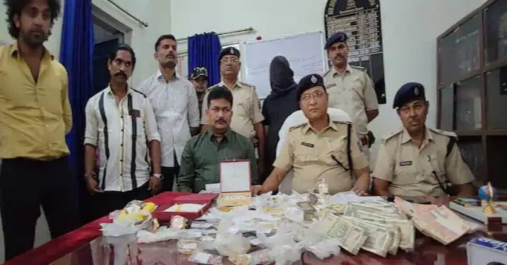 मुंबई में मालिक के घर चोरी कर घर भागा शख्स बिहार से गिरफ्तार, 38 लाख के गहने 8.5 लाख कैश बरामद 1 20221028 090011