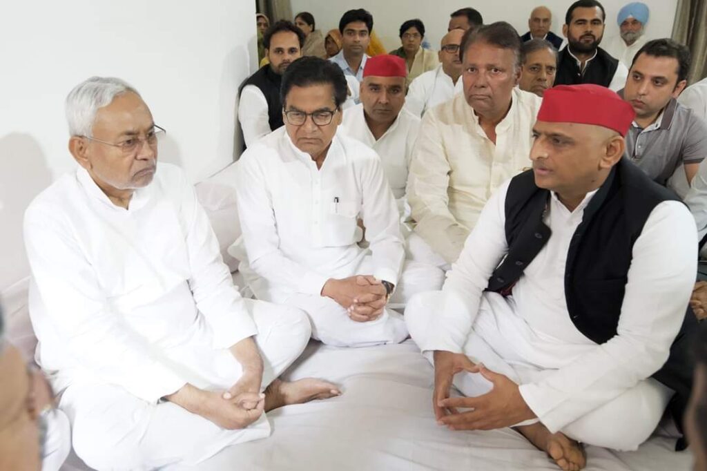 'हमें अखिलेश को आगे बढ़ाना है', मुलायम सिंह को श्रद्धांजलि देने पहुंचे बिहार के CM नीतीश कुमार 1 FB IMG 1665571971399