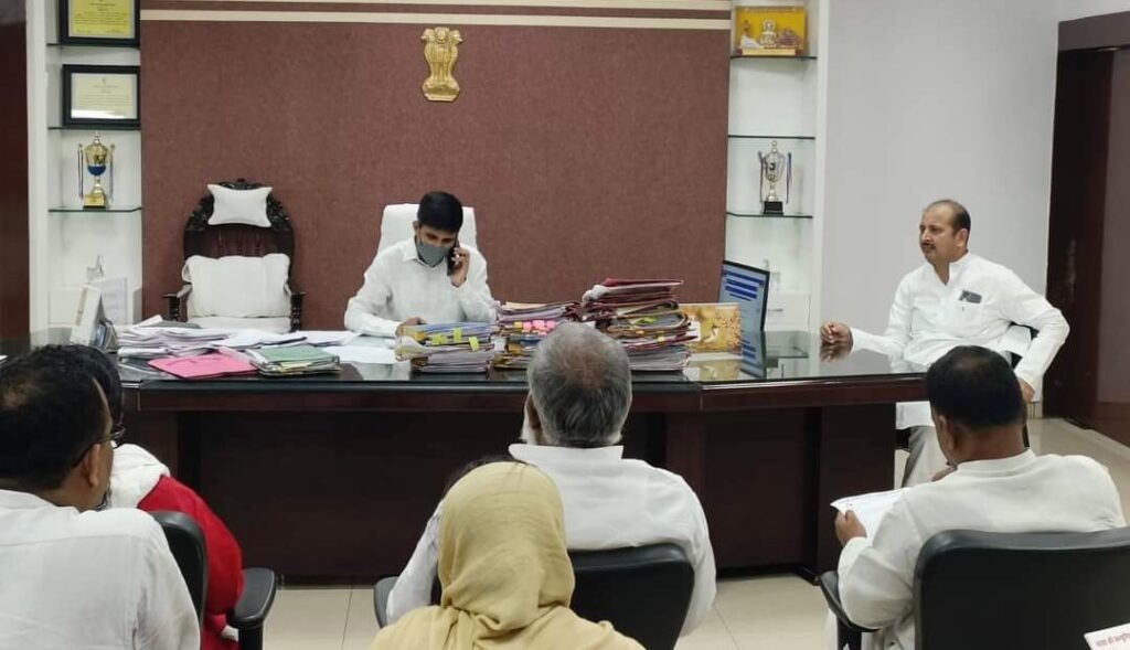 समस्तीपुर में बढ़ते अपराध व जाम की समस्या को लेकर व्यवसायियों के साथ DM से मिलने पहुंचे विधायक 1 FB IMG 1665851331918 01