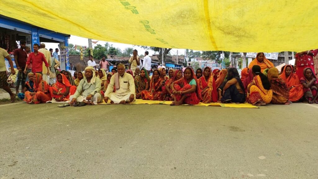 समस्तीपुर में जमीन को लेकर बीच सड़क पर अनशन, ताजपुर-हाजीपुर पथ घंटों तक रहा जाम 1 IMG 20221011 WA0014 01