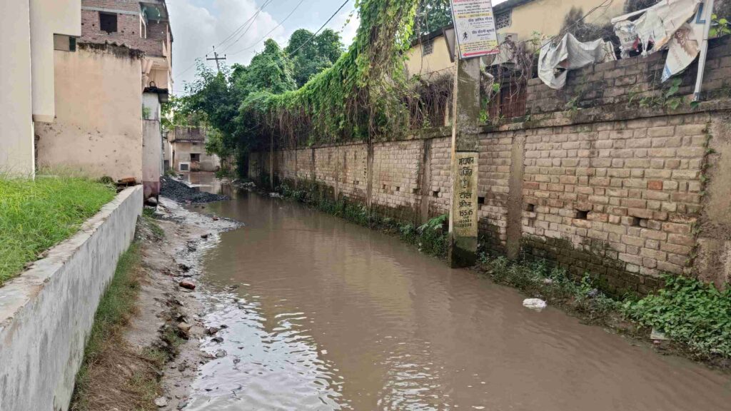समस्तीपुर: जल निकासी न होने से सड़क पर भरा गंदा पानी दे रहा बीमारियों को दावत, नरक बना आजाद नगर मुहल्ला 1 IMG20221006154439 01