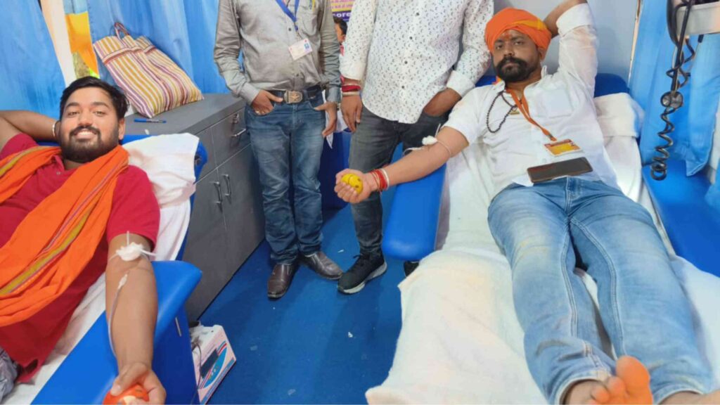 दुर्गा पूजा के उपलक्ष पर मंदिर परिसर में 'सनातन रक्तदान समूह' के द्वारा रक्तदान शिविर का आयोजन 1 Picsart 22 10 08 07 51 34 225