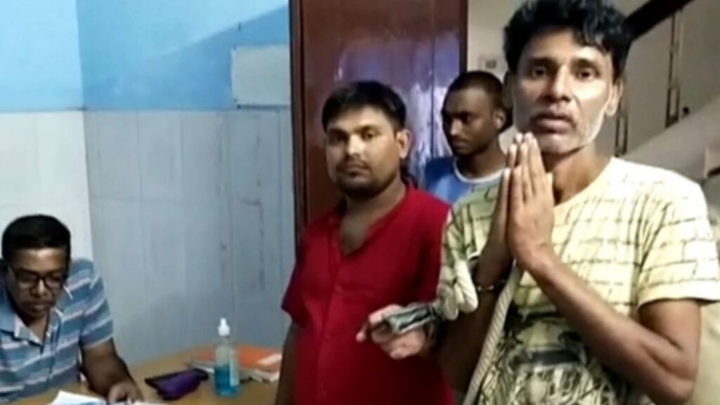 समस्तीपुर: ट्रेन में शराब पीकर कर रहा था हंगामा, यात्रियों की शिकायत पर गिरफ्तार, नशा टूटने पर हाथ जोड़कर मांगी माफी 1 Picsart 22 10 11 18 28 07 791