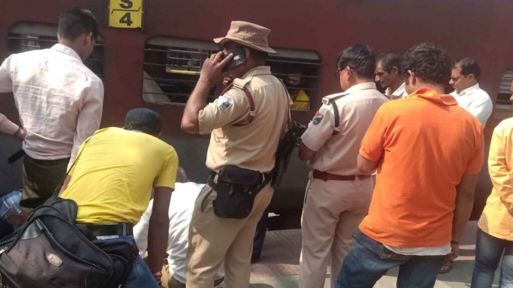 बिहार संपर्क क्रांति एक्सप्रेस की बोगी से उठा धुआं, लगभग डेढ़ घंटे तक समस्तीपुर स्टेशन पर रुकी रही ट्रेन 1 Picsart 22 10 21 17 20 55 264
