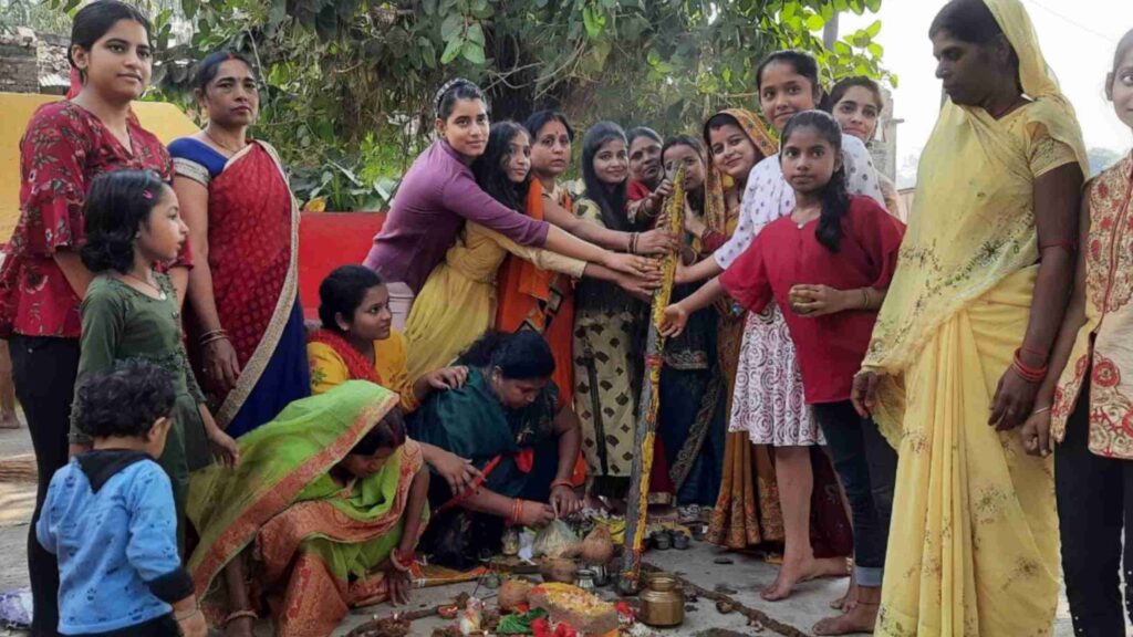 धूमधाम से मनाया गया भाई दूज का पर्व, बहनों ने भाइयों को टीका लगाकर की लम्बी उम्र की कामना 1 Picsart 22 10 27 16 15 20 547