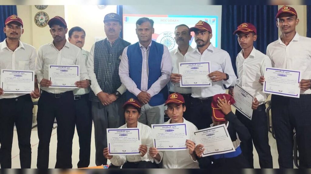 समस्तीपुर में चल रहे निःशुल्क शिक्षा केंद्र के सभी सेंटर को-ऑर्डिनेटर को किया गया सम्मानित 1 Picsart 22 10 30 14 17 52 324