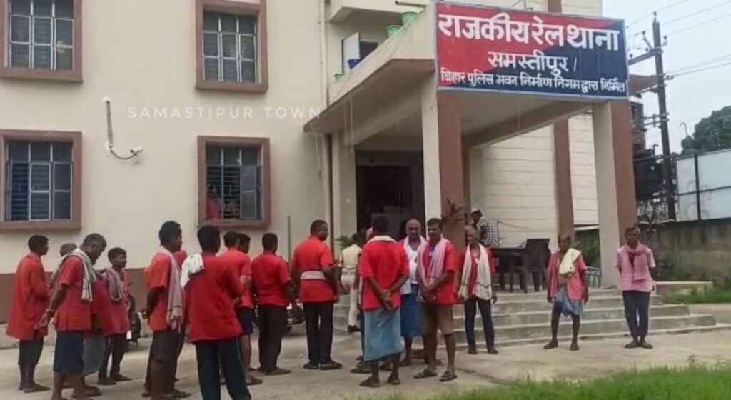 पैसेंजर के सामान में विदेशी शराब के साथ GRP ने तीन कुलियों को पकड़ा, आक्रोशित अन्य कुली ने थाने को घेरा 1 Screenshot 2022 10 12 10 18 13 41 92460851df6f172a4592fca41cc2d2e6 01