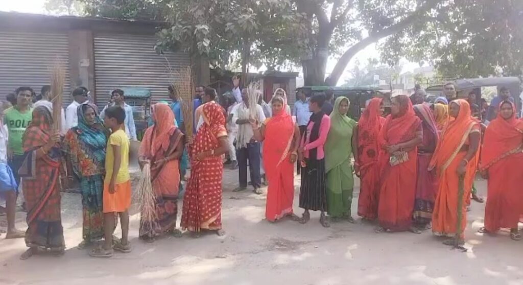 समस्तीपुर: दुघर्टनाग्रस्त ट्रैक्टर और चालक को छोड़े जाने के बाद आक्रोशित लोगों ने थाना को घेरा, लाउडस्पीकर लगाकर थाना चोर-चोर की नारेबाजी की 1 Screenshot 2022 10 21 21 07 21 36 92460851df6f172a4592fca41cc2d2e6 01