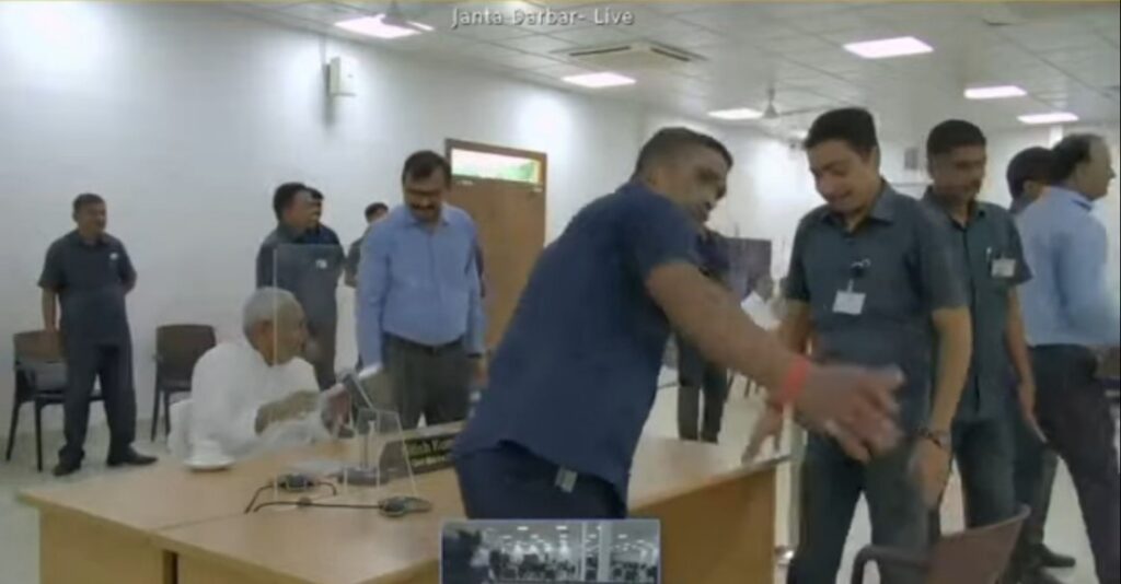 जनता दरबार में चिल्लाने लगा फरियादी...देश का पीएम कैसा हो, नीतीश कुमार जैसा हो, हंसते हुए CM बोले- एक से एक लोग हैं 1 Screenshot 2022 1010 123700