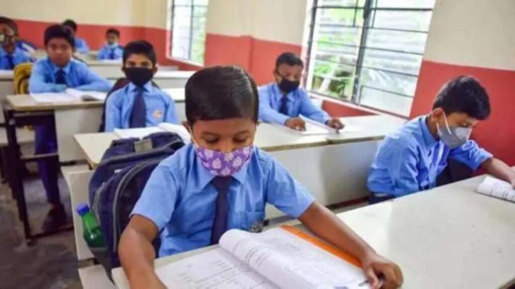 बिहार का ये है अनोखा स्कूल, यहां फीस में बच्चों से पैसे के बदले वसूला जाता है कचरा 1 bihar school 1666527896