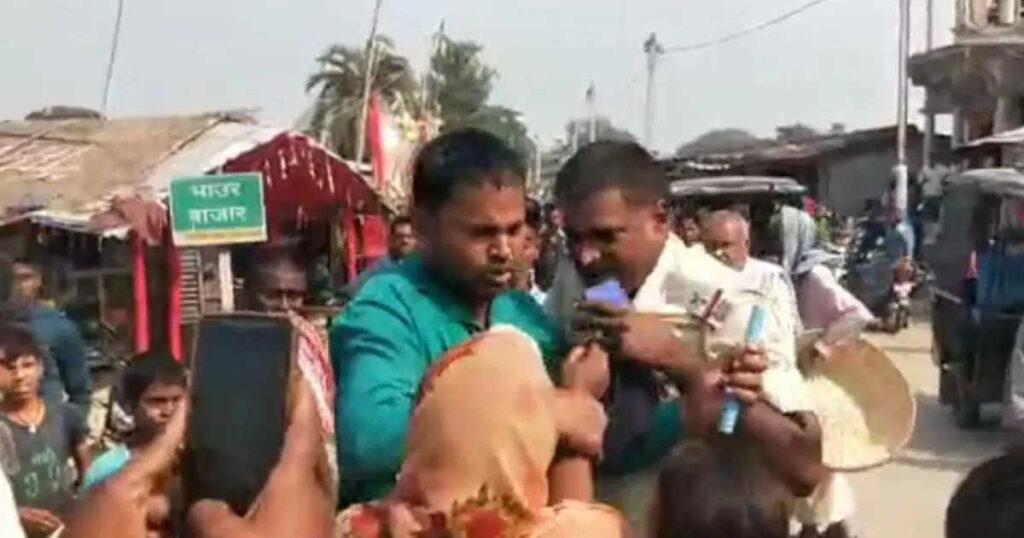 बिहार: बहुत दिनों से ई परेशान कर रहा...बोलकर महिला ने सरेआम पकड़ ली ASI की कॉलर 1 pic 6