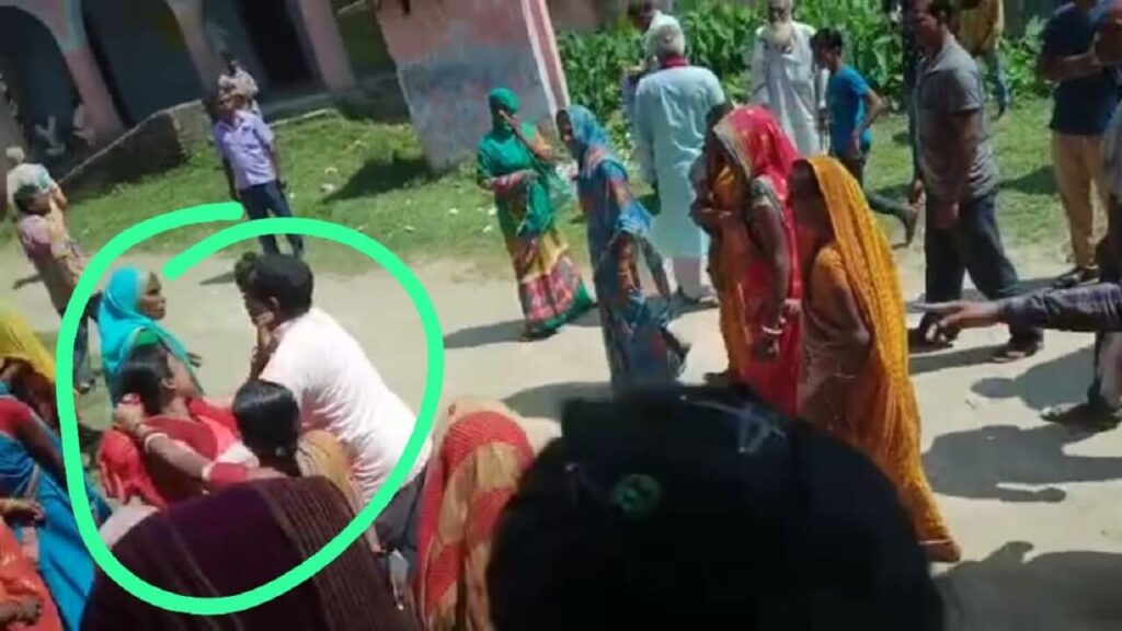 बिहार: महिला मुखिया पति को छोड़कर हुई थी फरार, 6 महीने बाद प्रेमी संग सभा में पहुंची तो लोगों ने जमकर की पिटाई 1 sitamarhi female head 90 1