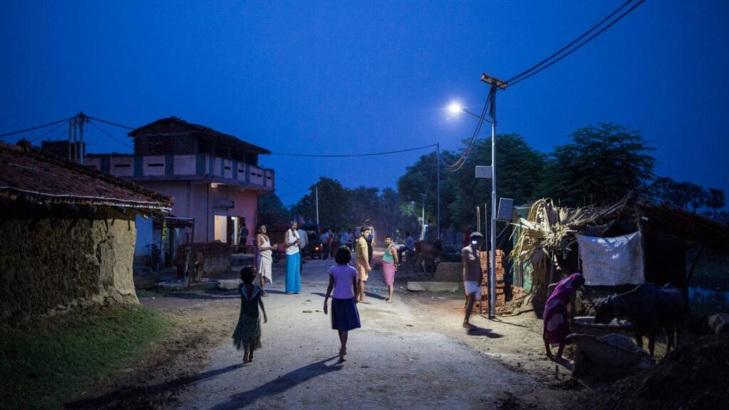 समस्तीपुर: हर गांव की गलियां सोलर लाइट की रोशनी से नही हो पाया जगमग, तय सीमा में पूरा करना असंभव 1 10 solar lights will be installed in every ward of gram panchayat of Bihar 01
