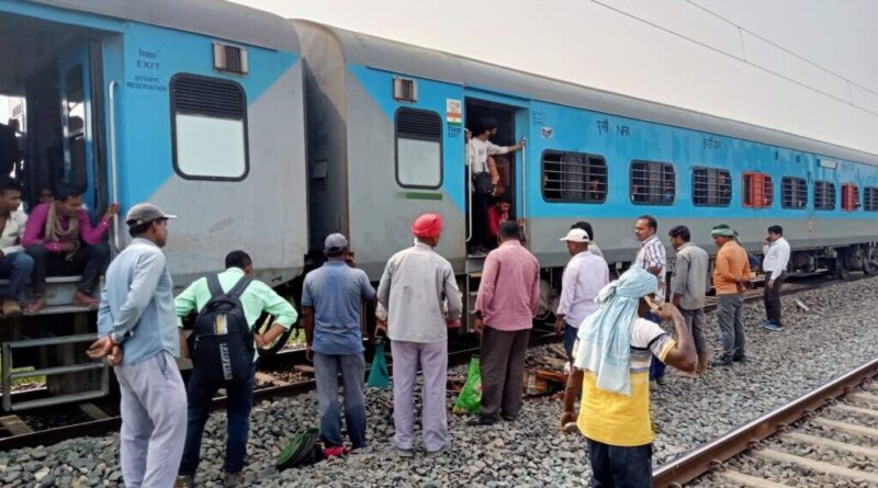 दुर्घटना होने से बाल-बाल बची वैशाली एक्सप्रेस, कीमैन की मुस्तैदी से टला हादसा... 1 11dl m 42 11112022 1 1024x603 01