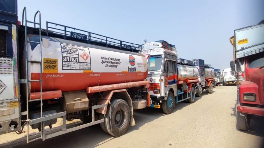 समस्तीपुर में भी टैंकरों से पेट्रोलियम पदार्थों की होती है चोरी, इन जगहों पर कभी भी हो सकता बड़ा हादसा... 1 18 10 2022 oil tanker in jammu 23148327 01
