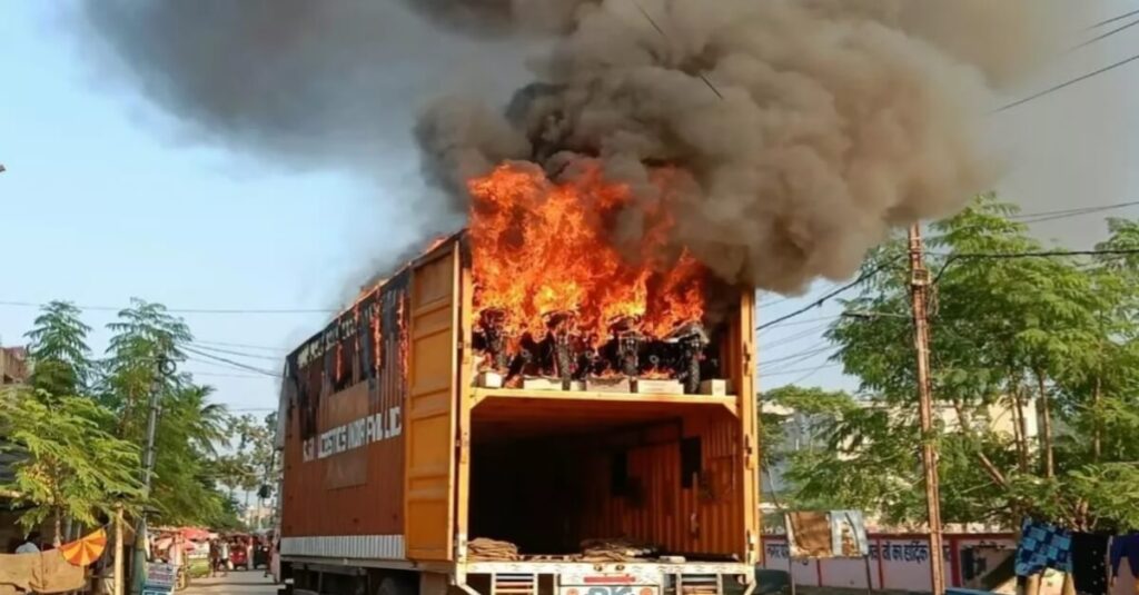 बिहार: नई चमचमाती 20 बाइकें जलकर स्वाहा, शोरूम ले जा रहे कंटेनर में लगी भयानक आग 1 20221101 172657