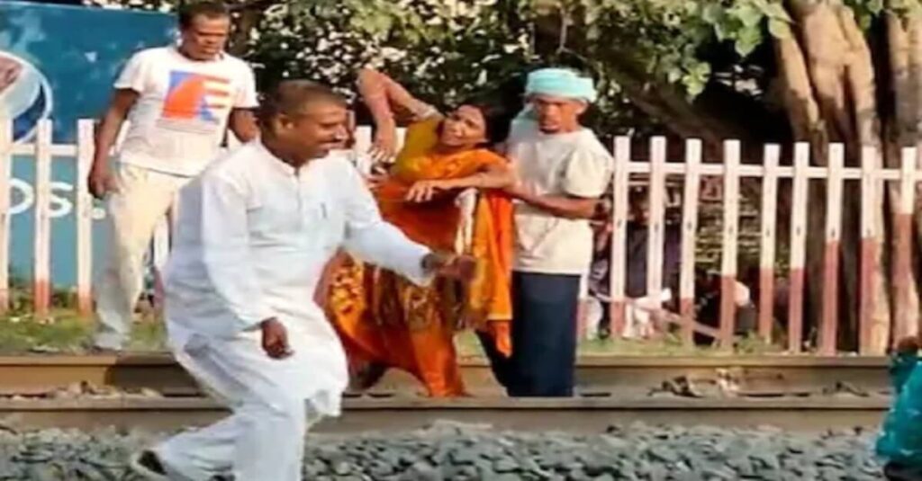 बिहारः ट्रेन आ रही थी, दो बच्चों समेत पटरी पर सो गई महिला; ऐसे बची जान 1 20221101 211123