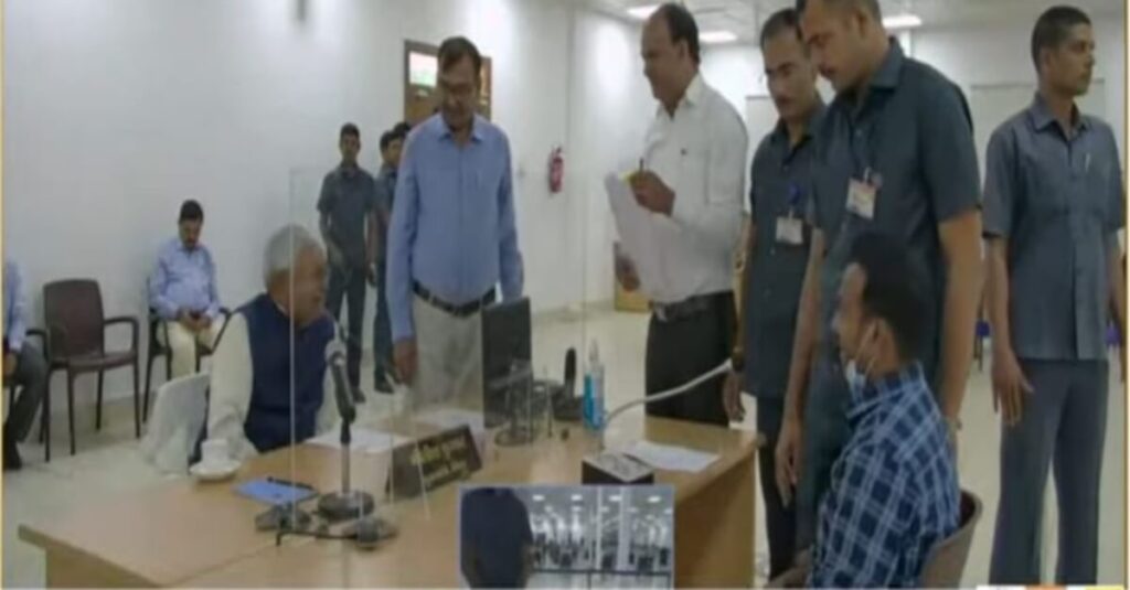 जनता दरबार में मुख्यमंत्री के सामने फरियादी बन पहुंचे नीतीश कुमार, CM बोले- इसका काम जल्दी करा दीजिये 1 20221114 131404