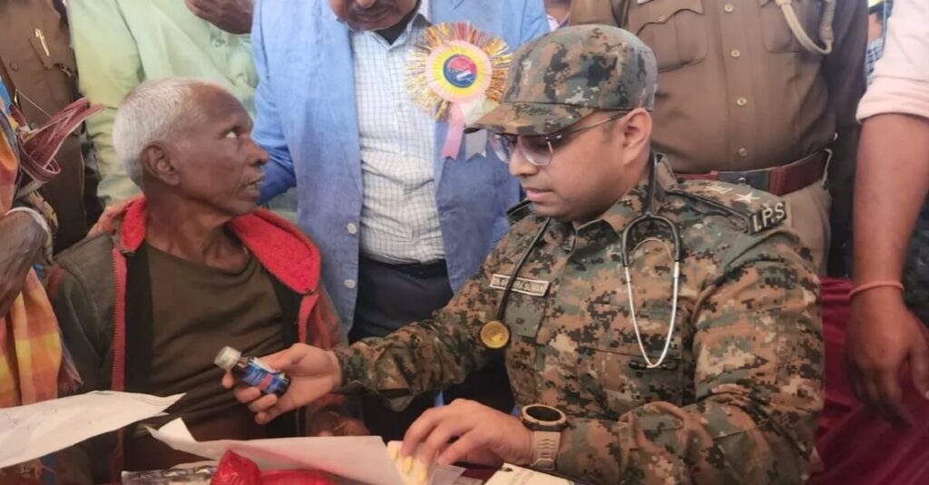 बिहार में टू इन वन SP साहब IPS डा. शौर्य सुमन ने फिर उठाया स्टेथोस्कोप, खुद किया लोगों का चेकअप 1 20221126 133424